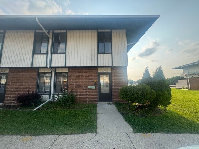 Building Photo - 3947 Sunset Square