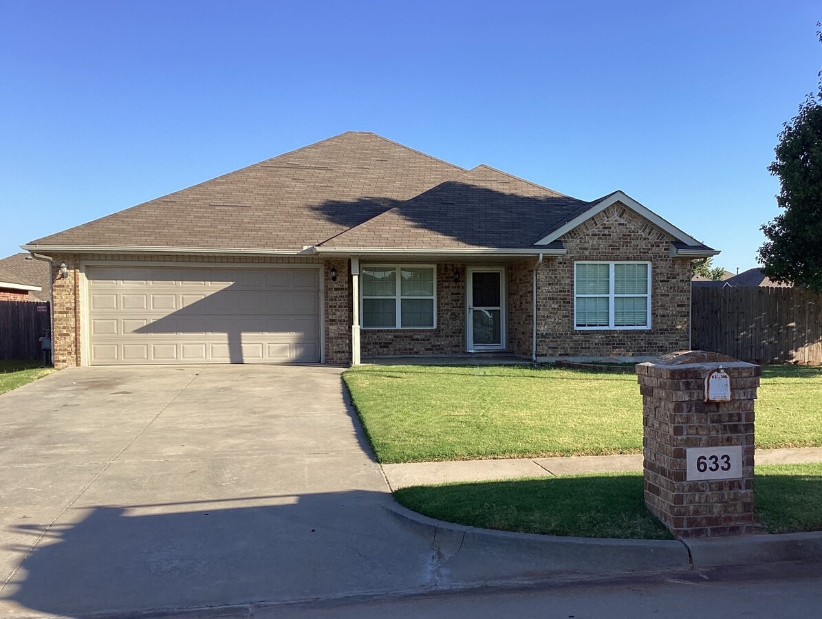 Photo - 633 E Hillcrest Ln