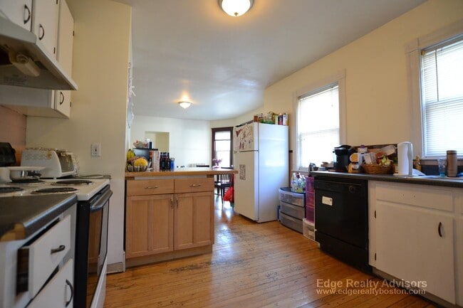 Photo - 327 Faneuil St Unit 3
