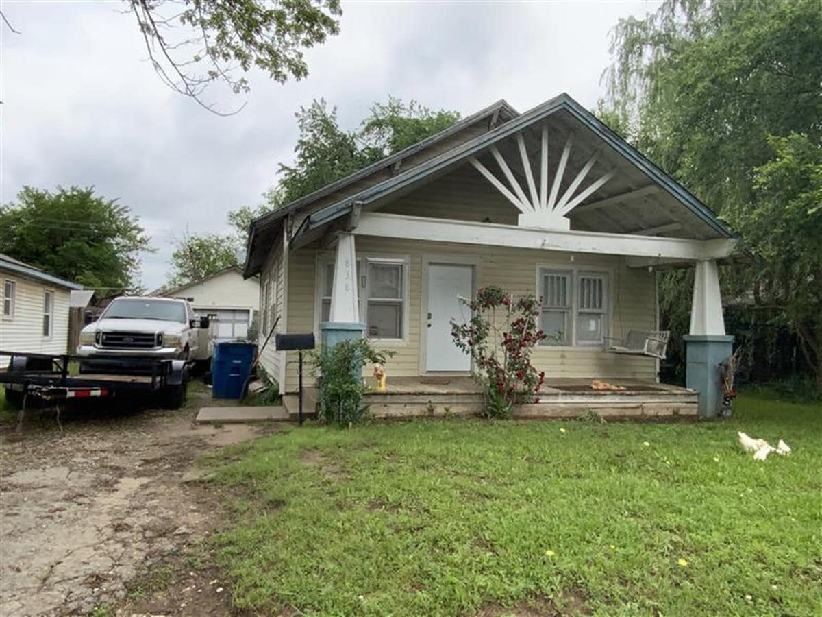 Photo - 838 E 3rd St