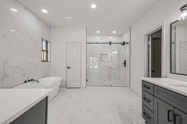 Photo - 507 Commodore Way