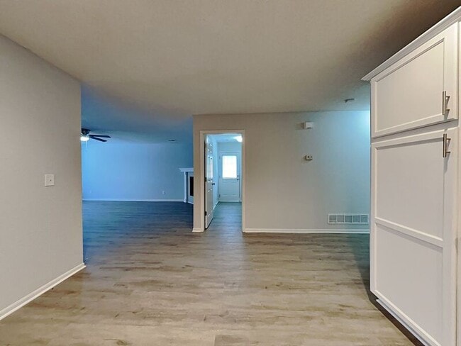 Photo - 401 NW Woodbury Dr