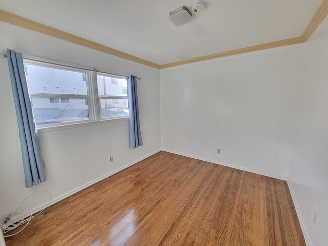 Building Photo - 875 N Hoover St Unit 875