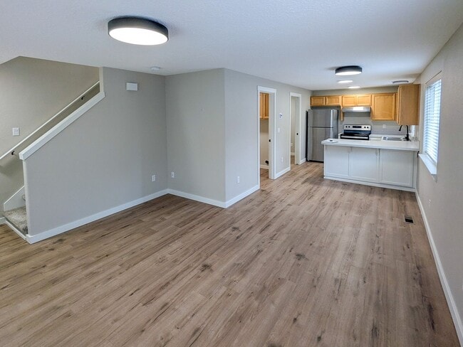 Photo - 1497 Golden Ln N