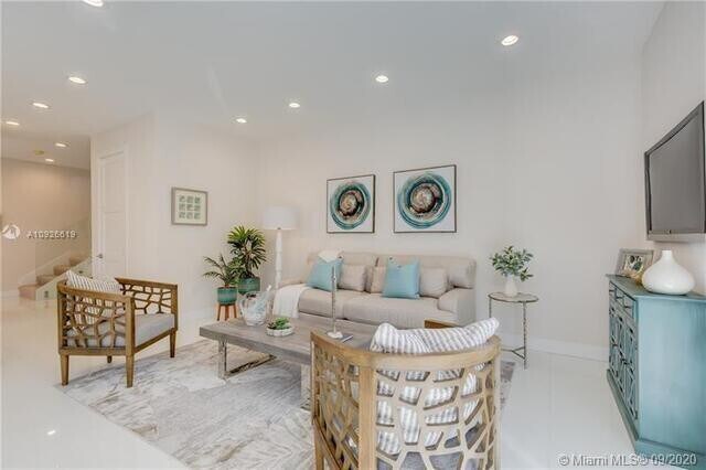 Photo - 696 NE 43rd St