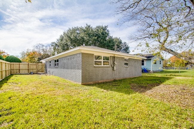 Photo - 907 Avenue E