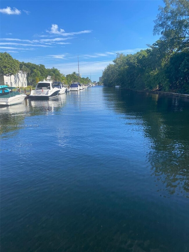 Building Photo - 6489 Bay Club Dr Unit 6489-4