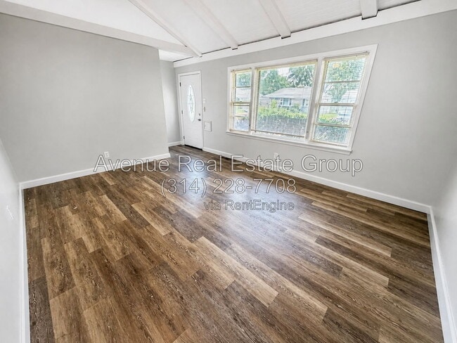 Photo - 830 Loekes Dr