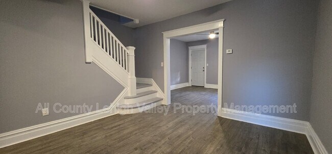 Photo - 1037 E 4th St