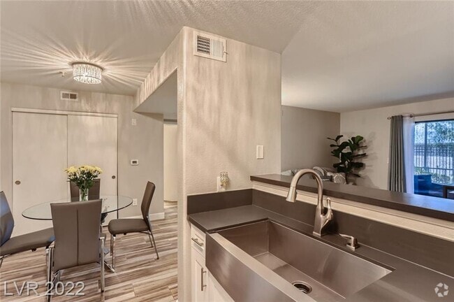 Building Photo - 950 Seven Hills Dr Rental