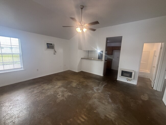 Photo - 201 Ruel St