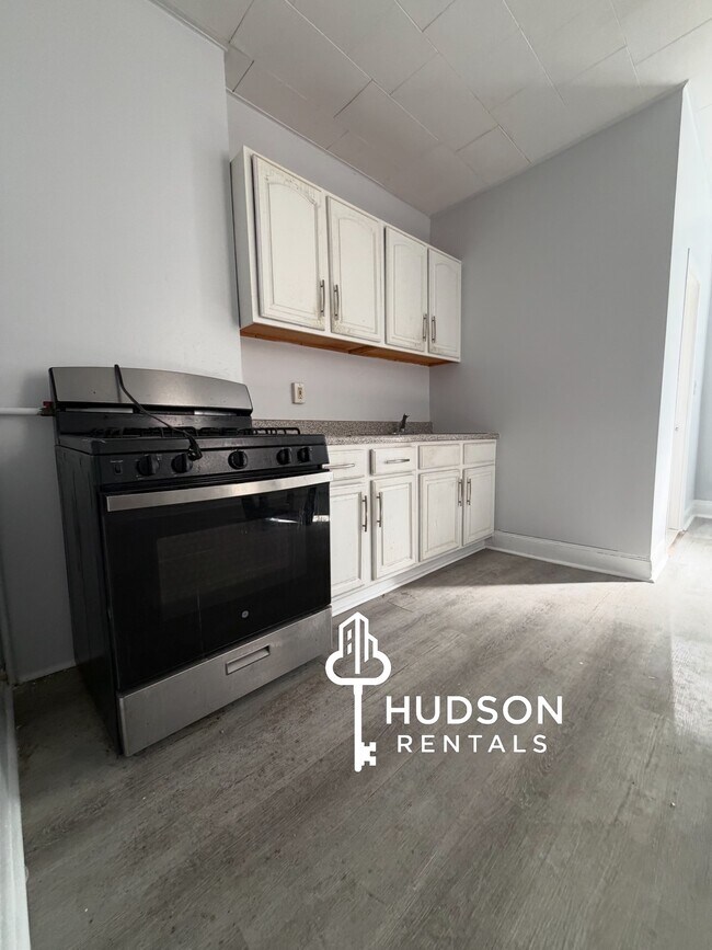 Building Photo - 32 Clerk St Unit 1R