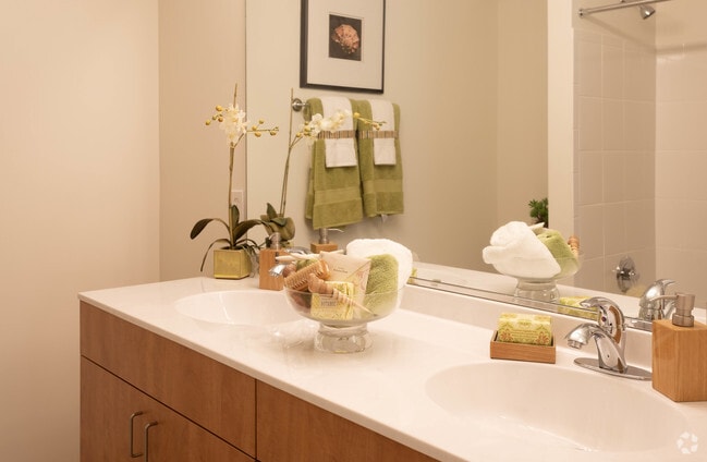 2BR, 2BA - 1020 SF