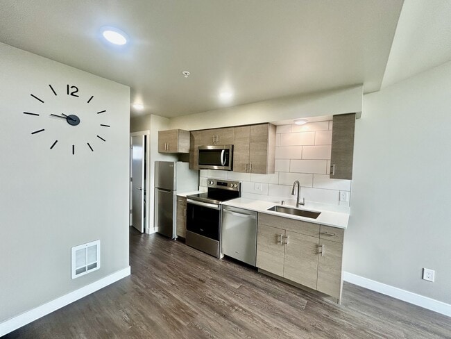 Photo - 1882 Front St