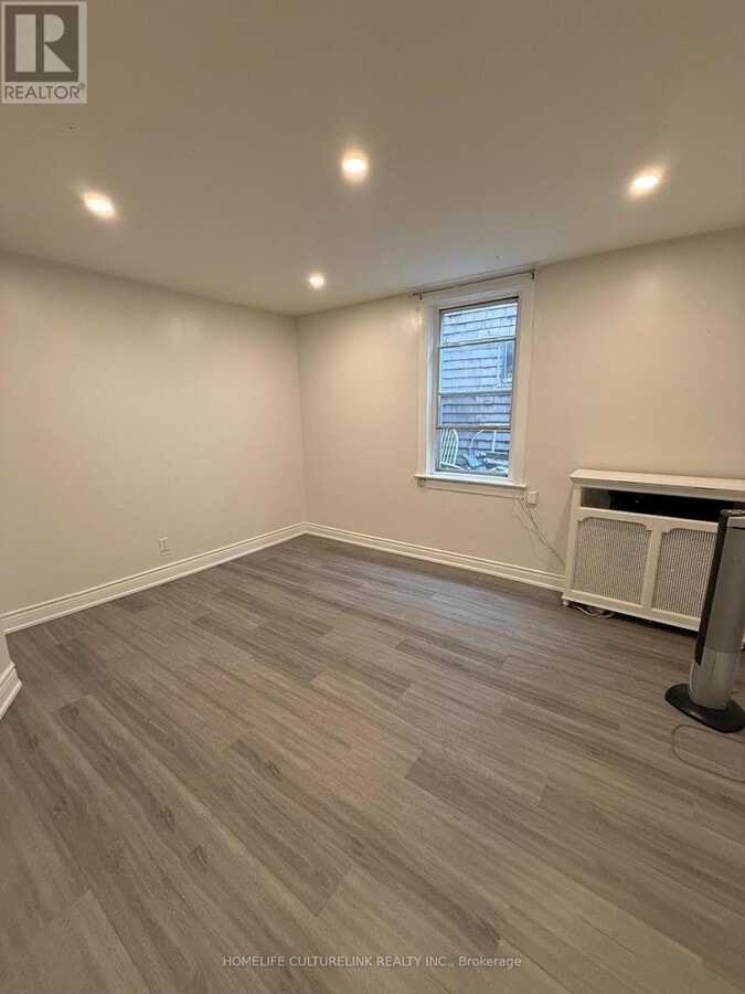 Photo - 158 Danforth Ave