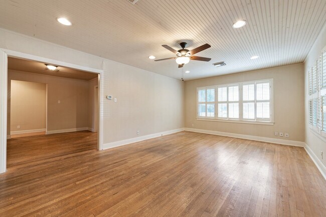 Photo - 921 E 37th St Unidad A