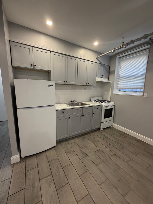 Building Photo - 68 Elmwood Ave Unit T