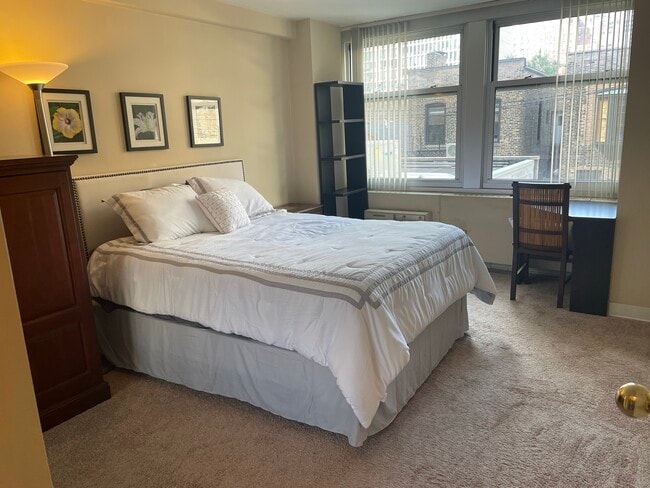 Building Photo - 30 E Elm St Unit 4F