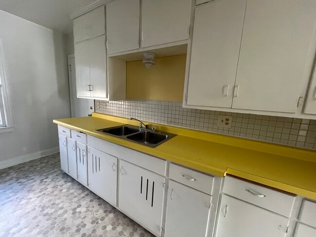 Photo - 934 8th Ave SW