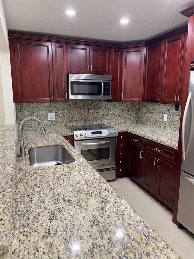 Photo - 5911 NE 14th Ln Unidad 205S