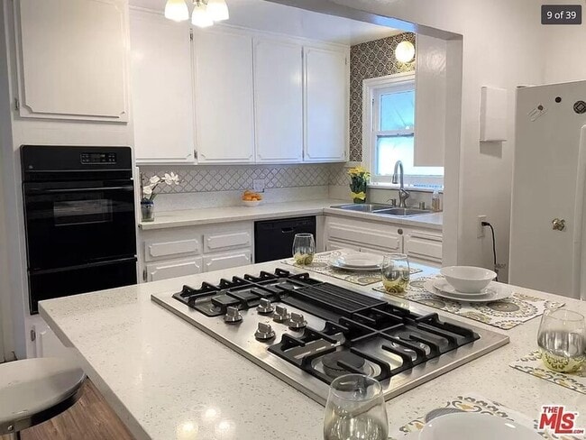 Photo - 723 E 81st St