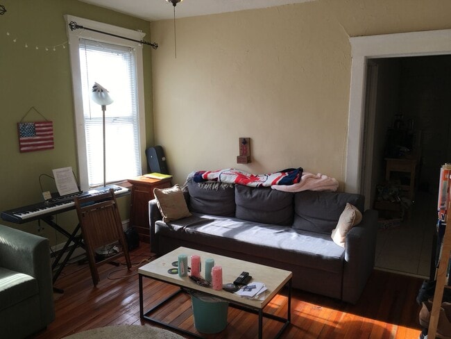 Building Photo - Bright 1BR in East Rock | Gas & Hot Water Included | Steps from Yale & Trails Unit B7