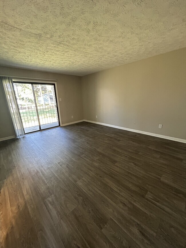 Photo - 811 Applewood Ln