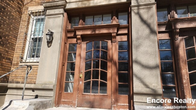 Building Photo - 2017 Commonwealth Ave Unit 6