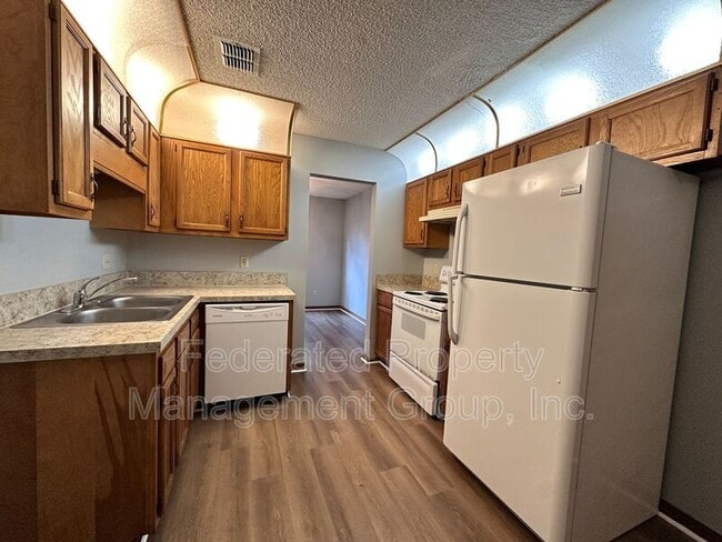 Photo - 1114 ROMAINE Cir W
