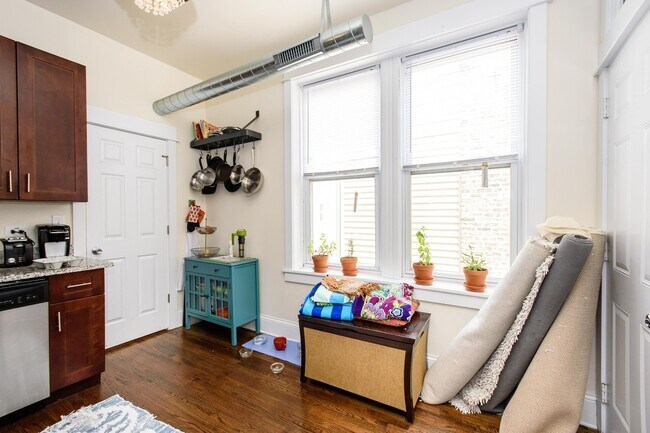 Photo - Top Floor 2bd/1bth Ukrainian Village, Avail August 1st! Unit 3W