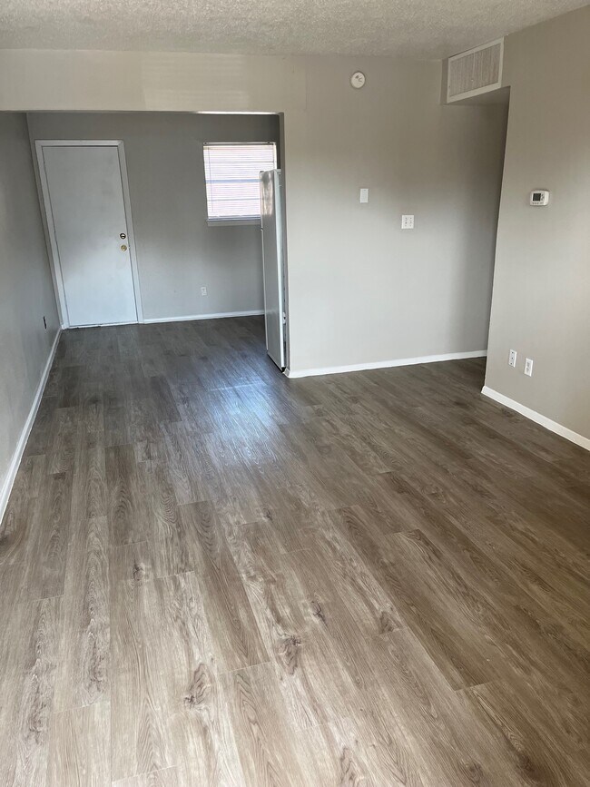 Four Seasons & Pepper Tree Apartments