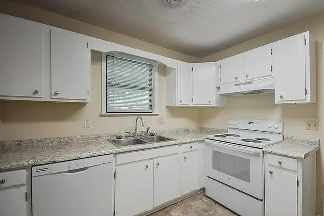 Photo - 105 Fallsbury Rd