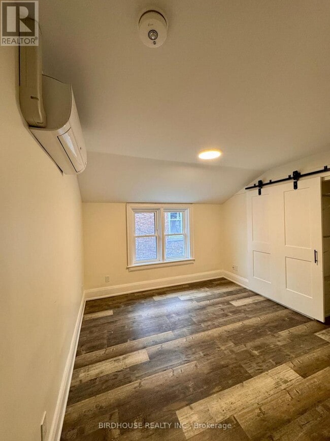 Photo - 19 Cambridge St S