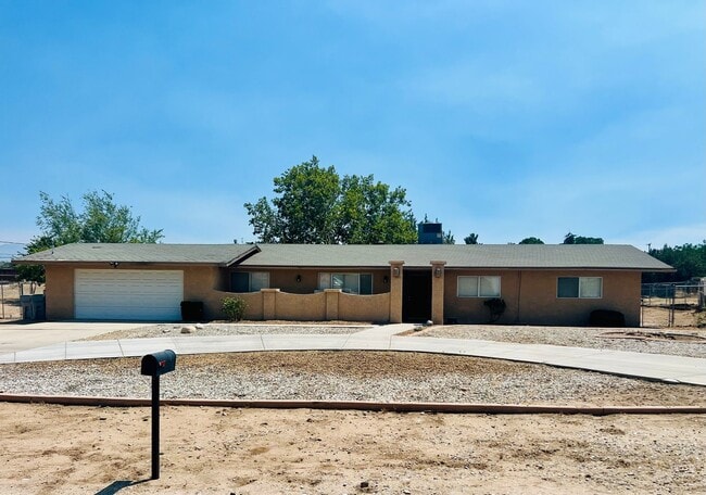Building Photo - 3-Bedroom Hesperia Home on a Large Lot!