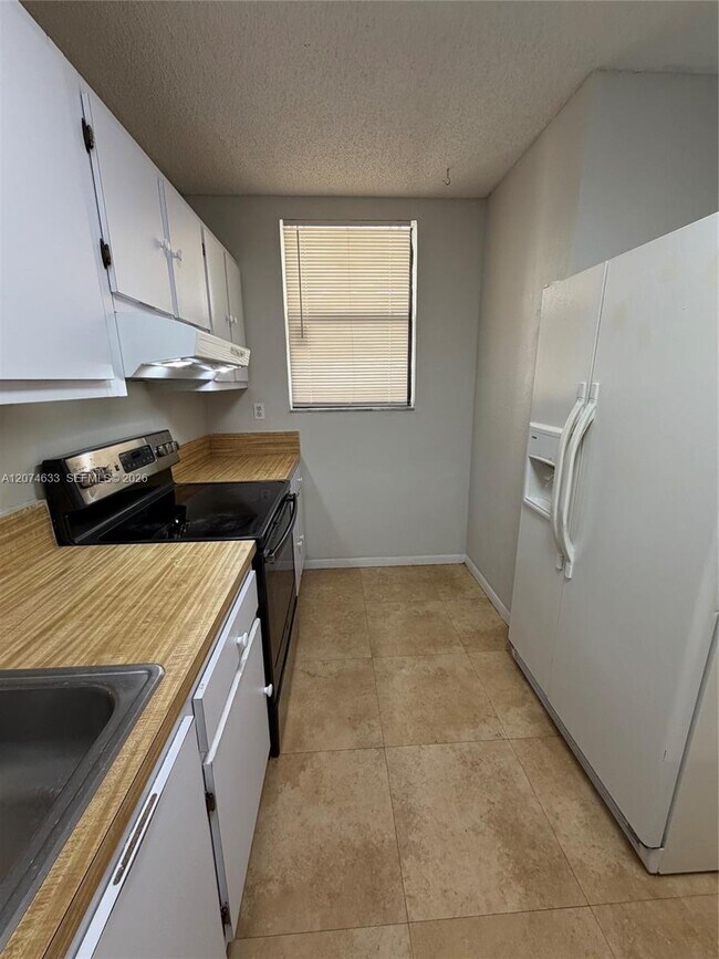 Building Photo - 8429 Forest Hills Dr Unit 202