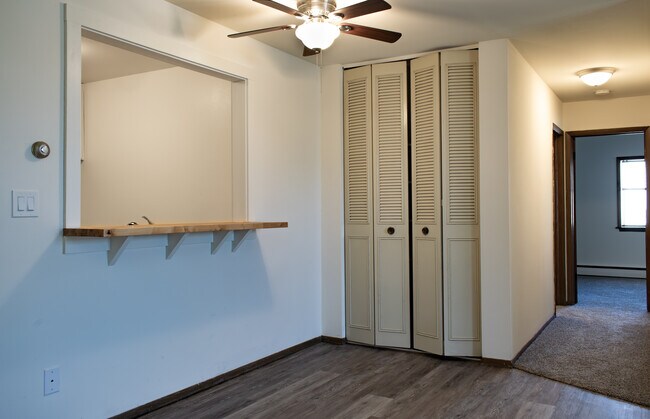 3245 N Oakland