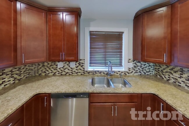 Photo - 1421 Redwood Dr