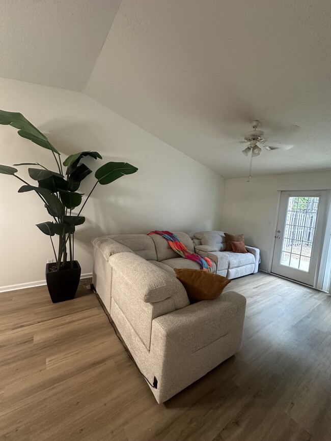 Photo - 132 Cedar Glen Ln