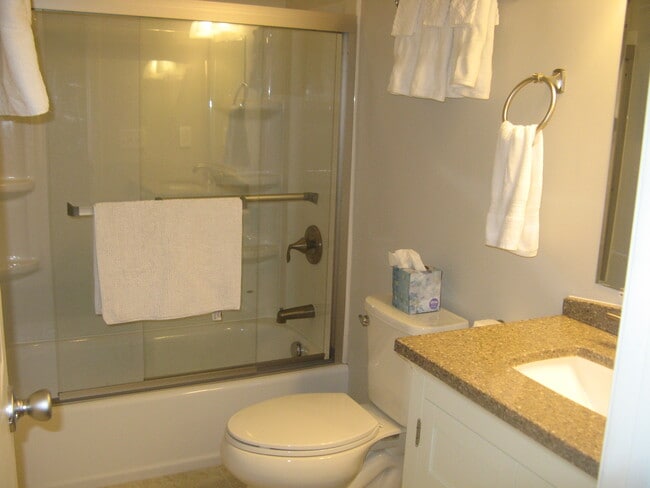 Hallway Bath - 5721 Northumberland St Unit 5721 Northumberland