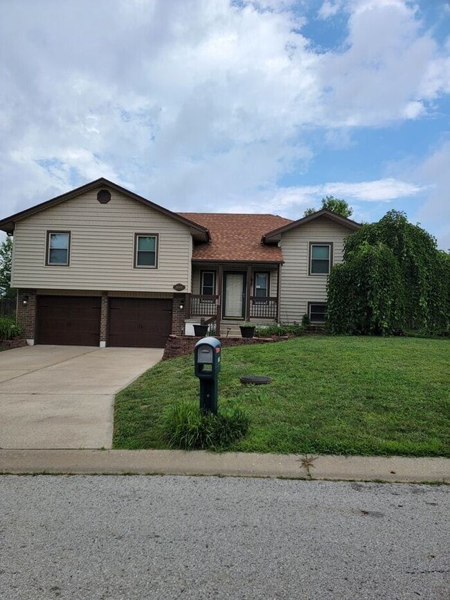 Building Photo - 18500 E Arrowhead Ln
