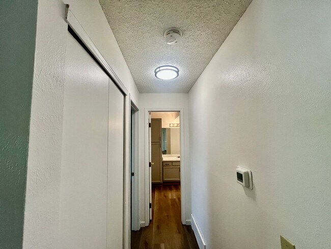 Photo - 1 bed 1 bath condo w/ in unit laundry ***$... Unit 205