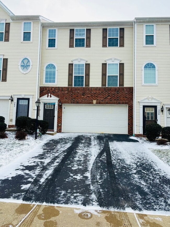Building Photo - 3 Bedroom Townhome - Available March 1st!