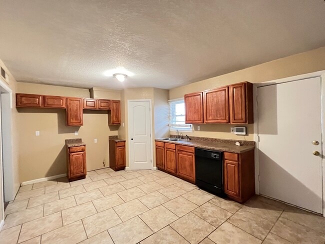 Photo - 3305 Thomas Ave