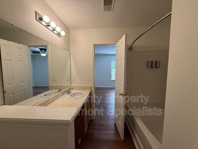 Photo - 212 Aderley Oak Loop