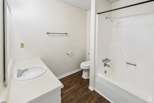 3BR, 1BA - 1,094SF - Bathroom