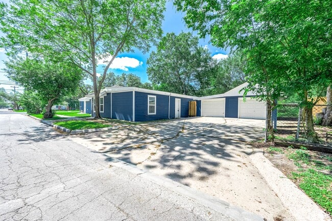 Photo - 611 N Pruett St