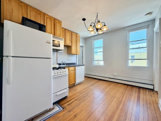 Building Photo - 409 Monmouth St Unit 3