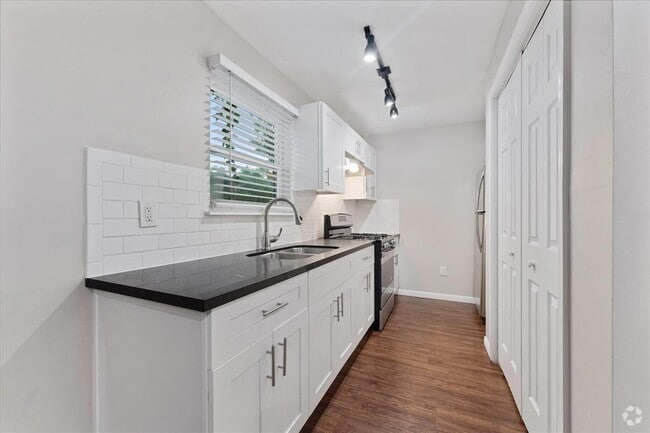 Building Photo - 605 Enid St Unit 1/2 4 Rental
