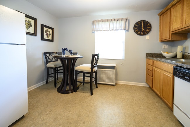 Kitchen - 3 Rm, 1 Bd, 1 Ba -540SF