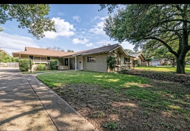 Photo - 5501 Lake Highlands Dr House